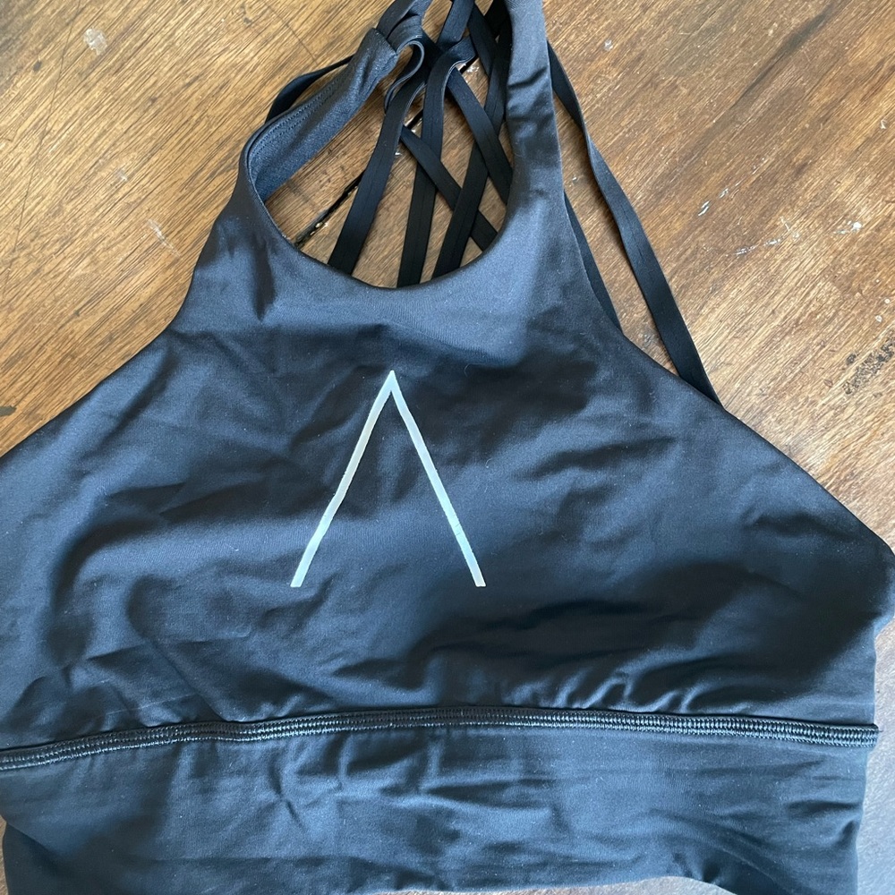 Lululemon free to be high neck sports bra like new size 8 w/ gym logo